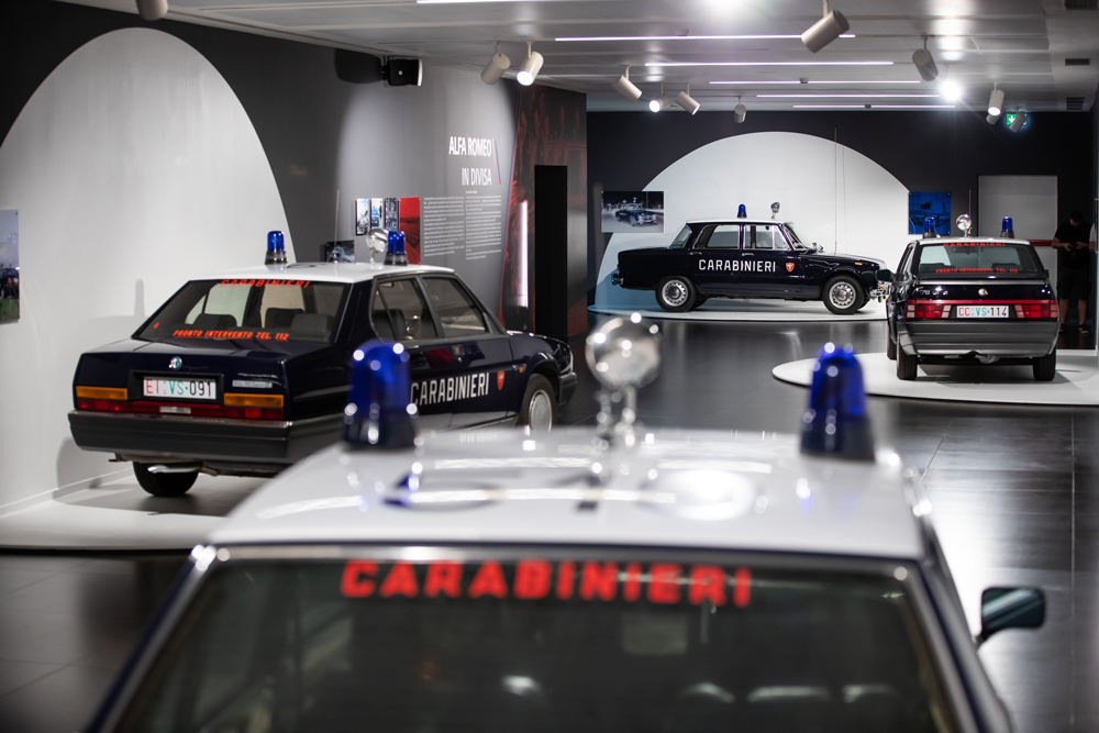 Image of old cars of carabinieri
