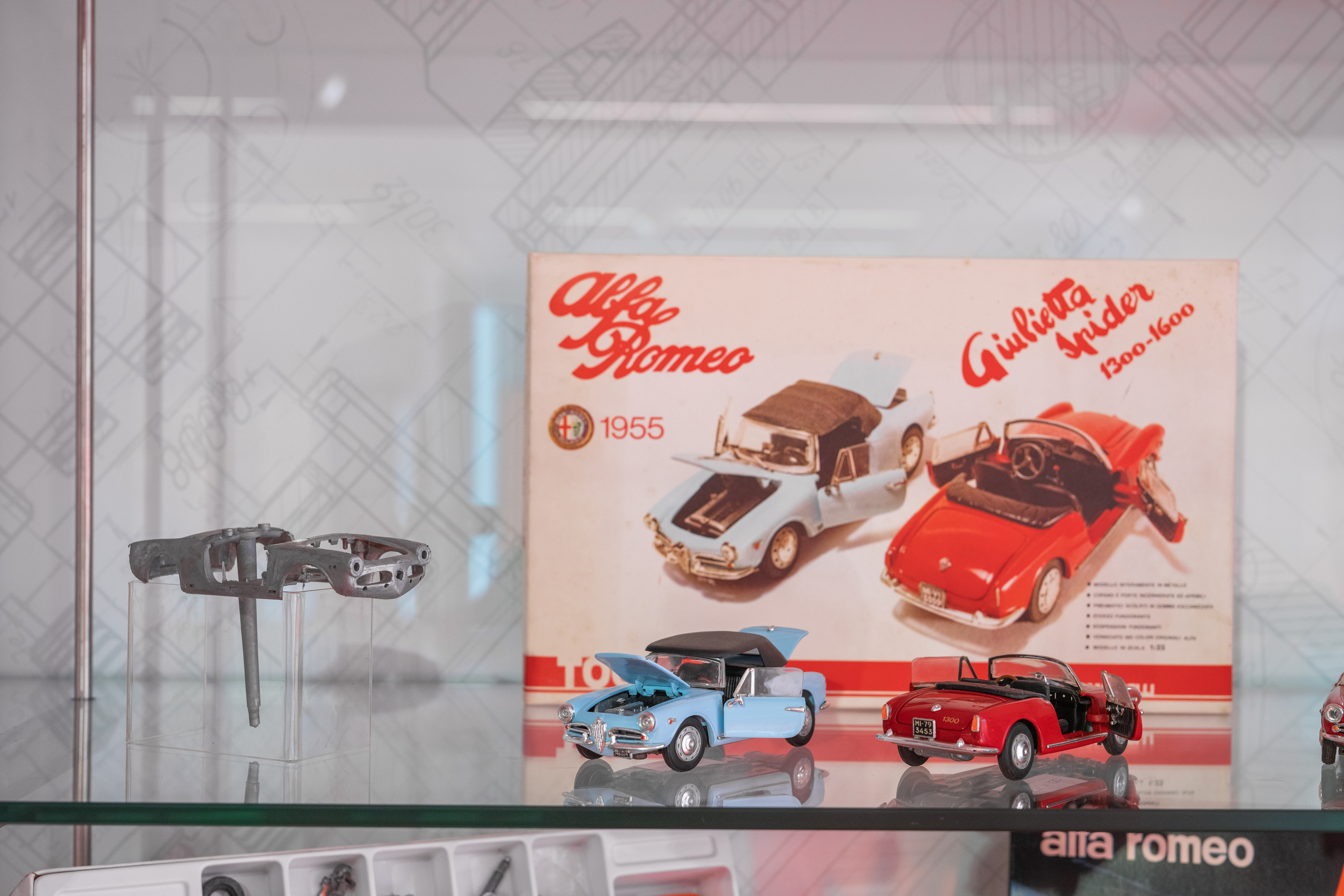 Photo of a little model of two Alfa Romeo cars
