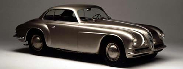 Foto di un'auto d'epoca color argento di Bellezza
