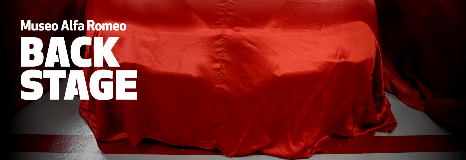 Foto di una macchina coperta da un tessuto rosso