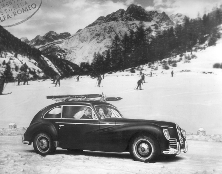 Immagine di un'auto d'epoca sulla neve