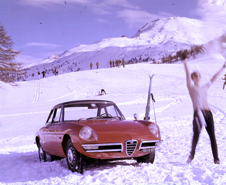Immagine di un'auto d'epoca sulle piste da sci