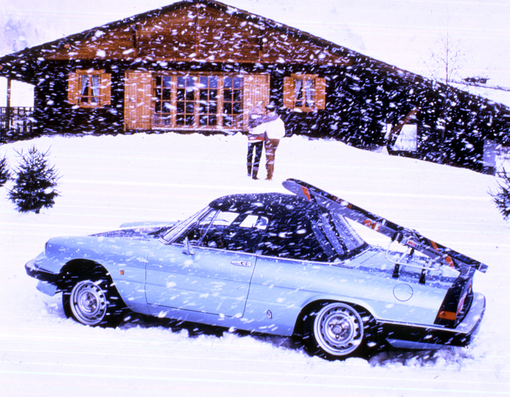 Immagine di un'auto d'epoca sulla neve mentre sta nevicando
