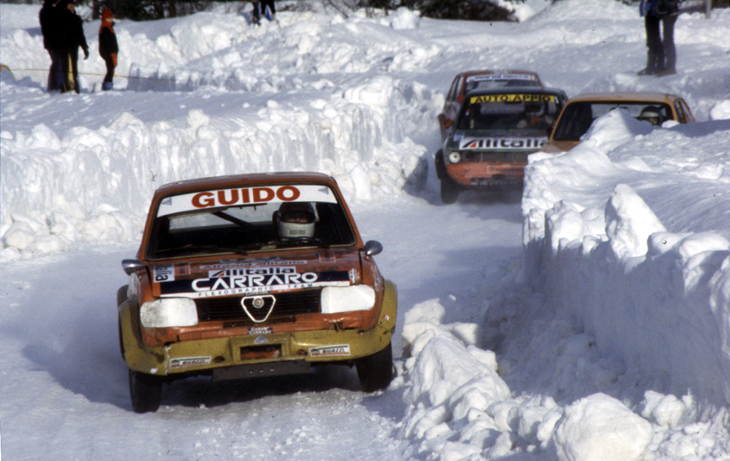 Immagine di auto che gareggiano sulle piste nella neve