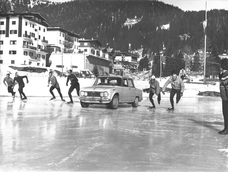 Immagine di un'auto d'epoca sul ghiaccio
