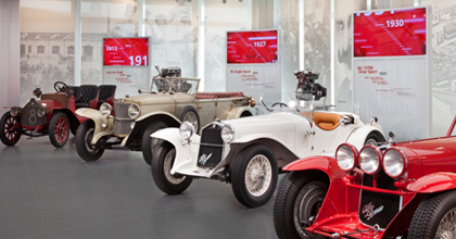 Foto di quattro auto epoca in mostra nel museo