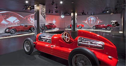 Foto di tre auto da corsa esposte nel museo