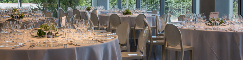 Foto di una sala allestita per il servizio di catering