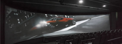 Foto di una sala cinema 4D al museo Alfa Romeo
