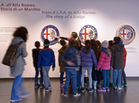 Foto di bambini che visitano il museo