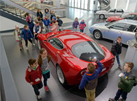 Foto di bambini che guanìdano un'auto Alfa Romeo