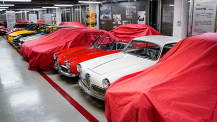 Foto di auto d'epoca nel deposito del Museo Alfa Romeo