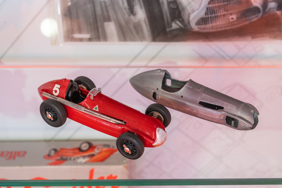 Photo of a model car of a single-seater