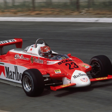 Foto di una monoposto Alfa Romeo in pista