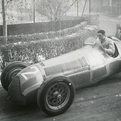 Historical photo of an Alfa Romeo single-seater from the 10's