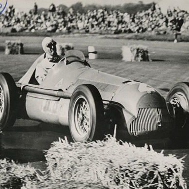 Historical photo of an Alfa Romeo single-seater from the 10's