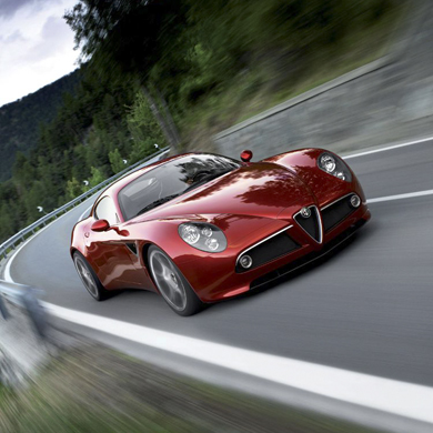 Foto di un’auto Alfa Romeo in moto in pista